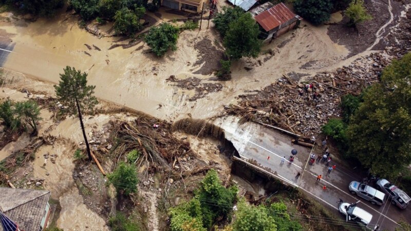 Përmbytjet shtojnë vuajtjet e Turqisë