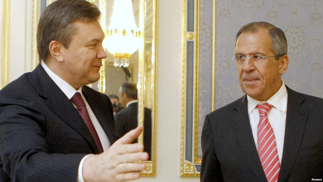 Ukrainian President Viktor Yanukovych (left) welcoming Russian Foreign Minister Sergei Lavrov to Kyiv for a meeting in 2010