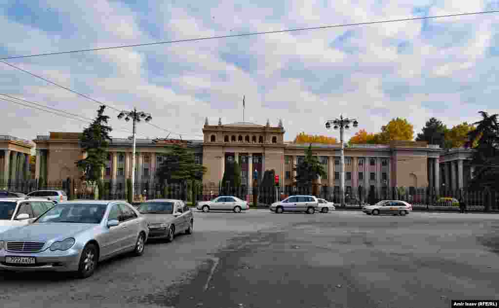 Tajikistan's Soviet-era presidential palace was demolished in 2020. Now the location hosts Tajikistan's towering government headquarters.The high-rise building was completed in 2024 by a Chinese firm and touted as an “organic combination of Tajik architectural style and Chinese construction technology.”