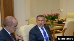 Энгел Фәттахов (с) һәм Рөстәм Миңнеханов