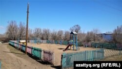 Детская площадка в селе Приречное. Акмолинская область, 20 апреля 2021 года.