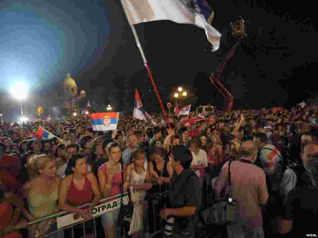 Doček u Beogradu... - Ispred Gradske skupštine u ponedeljak 3. avgusta organizovan je svečani doček za plivače i vaterpoliste koji su osvojili medalje na Svetskom prvenstvu u Rimu. (Nađa Higl - zlato na 200 metara prsno, Milorad Čavić - zlato uz svetski rekord na 50 metara delfin i srebro na 100 metara, vaterpolo reprezentacija Srbije - zlato). Fotografije: Vesna Anđić