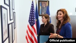 Ambasadorja e Shteteve të Bashkuara të Amerikës në Kosovë, Trejsi Xhejkobson, me ministren për Integrime Evropiane në Qeverinë e Kosovës, Vlora Çitaku.