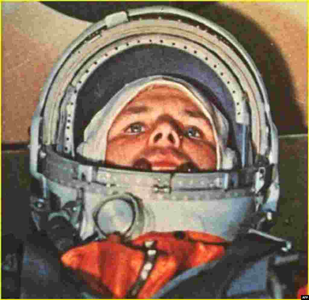 Gagarin în capsula de comandă a navei spațiale Vostok-1.