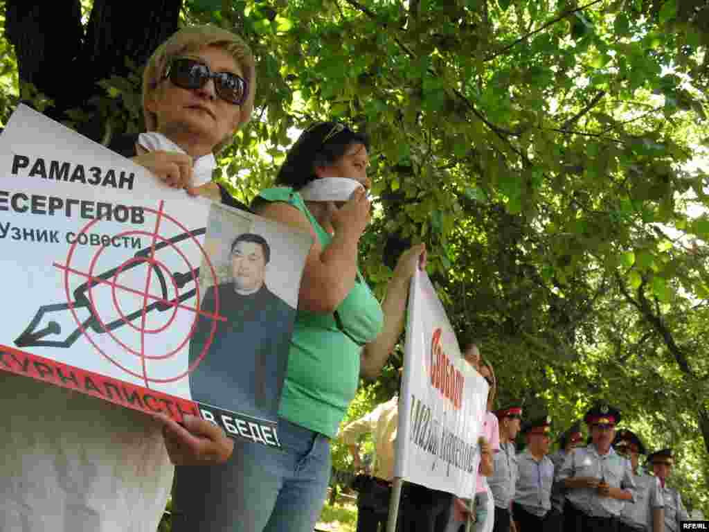 Раушан Есергепова, жена арестованного Рамазана Есергепова, на акции протеста в его защиту. Алматы, 24 июня 2009 г. - Раушан Есергепова, жена арестованного Рамазана Есергепова, на акции протеста в его защиту. Алматы, 24 июня 2009 года. 