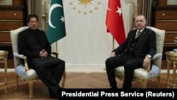 Президент Турции Реджеп Тайип Эрдоган (справа) во время встречи с премьер-министром Пакистана Имран Ханом. Анкара, 4 января 2018 года.