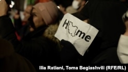 ერთ-ერთი პლაკატი თბილისში, ირანის საელჩოის წინ ირანელების მიერ გამართული აქციიდან