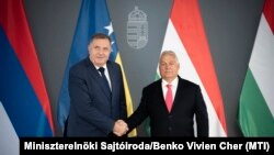 Kryeministri i Hungarisë, Viktor Orban (djathtas) e pret në takim presidentin e Republikës Sërpska të Bosnje e Hercegovinës, Millorad Dodik, më 12 qershor në Budapest.