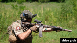 Інструктор Валерій демонструє новобранцям тактику бою, Сумщина