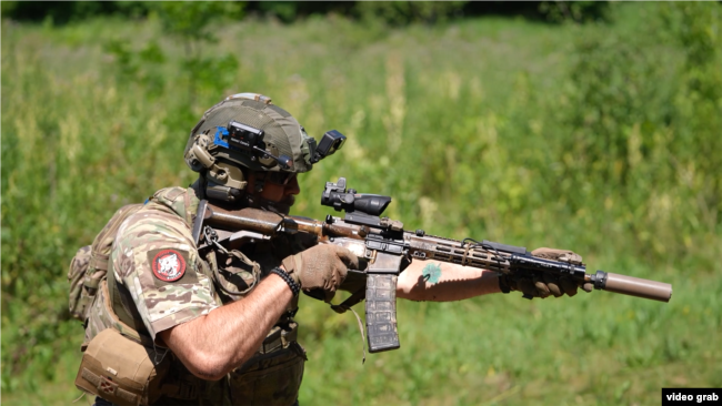 Інструктор Валерій демонструє новобранцям тактику бою, Сумщина