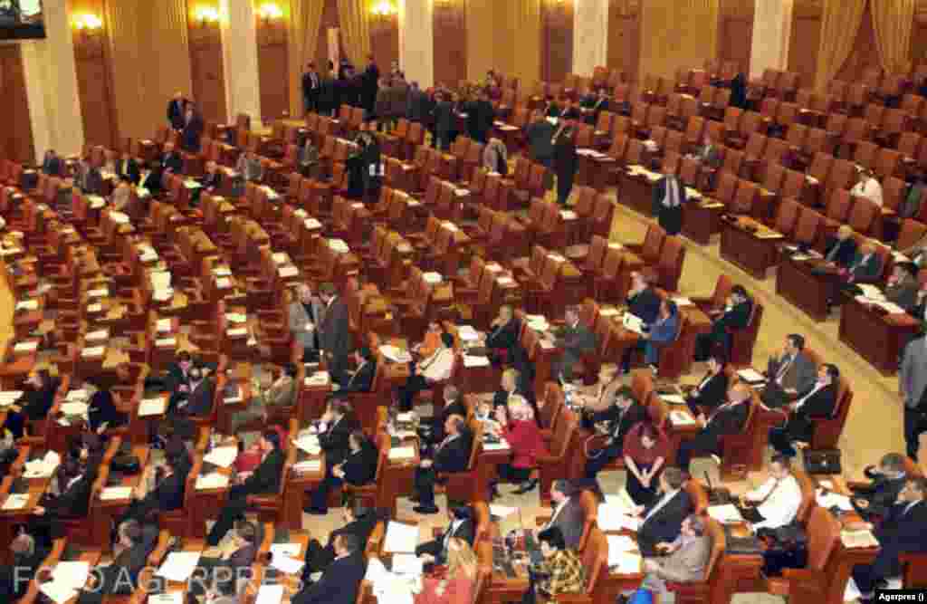 Legislatura 2004-2008 - 469 parlamentari - 332 de deputați și 137 de senatori&nbsp; &nbsp; Partide reprezentate: PSD, PNL, PD, PRM, UDMR, PC (fost PUR), și PIN (Partidul Inițiativa Națională).&nbsp; În imagine, lucrări comune ale camerelor în 2005. 