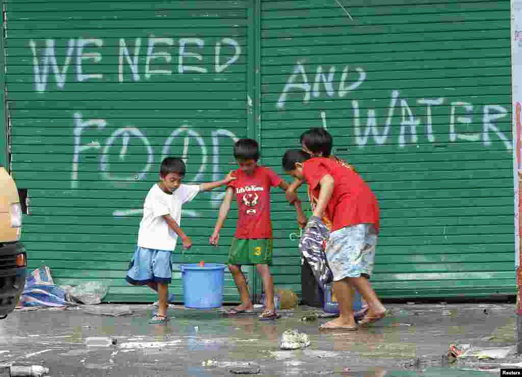 Tacloban, 12. novembar 2013. Foto: REUTERS / Romeo Ranoco 