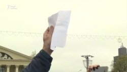 Пратэст зь белымі аркушамі паперы ў руках