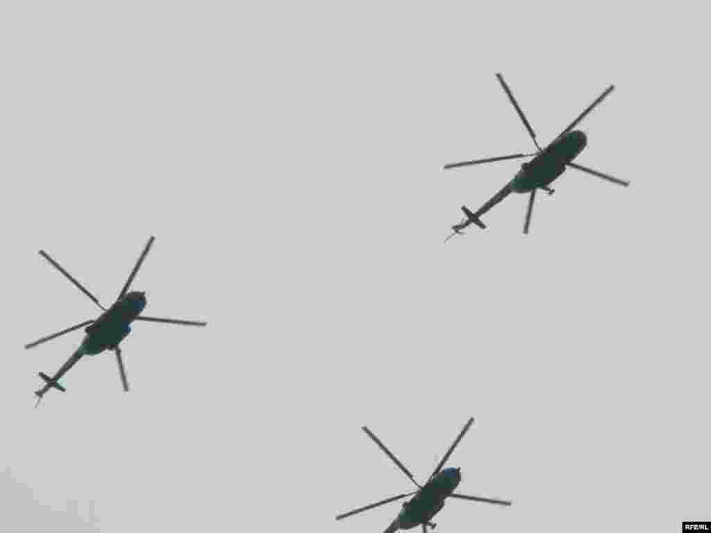 Парад в Києві. День Незалежності 24 серпня 2009 - Армійські гелікоптери