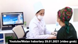 Прием в Ашхабадской больнице. Кадр из репортажа телеканала "Алтын Асыр", 29 января 2021.