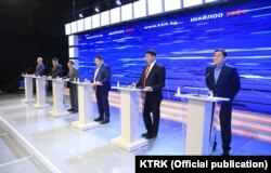 КТРКдагы 30-декабрь күнкү дебат. Бабыржан Төлбаев, Курсан Асанов, Равшан Жээнбеков, Жеңишбек Байгуттиев, Улукбек Кочкоров жана Абдил Сегизбаев.