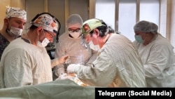 Російські лікарі в опеаційній ДОКТМО