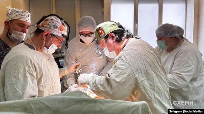 Врачи сообщества "Друзья медицины Донбасса" в операционной
