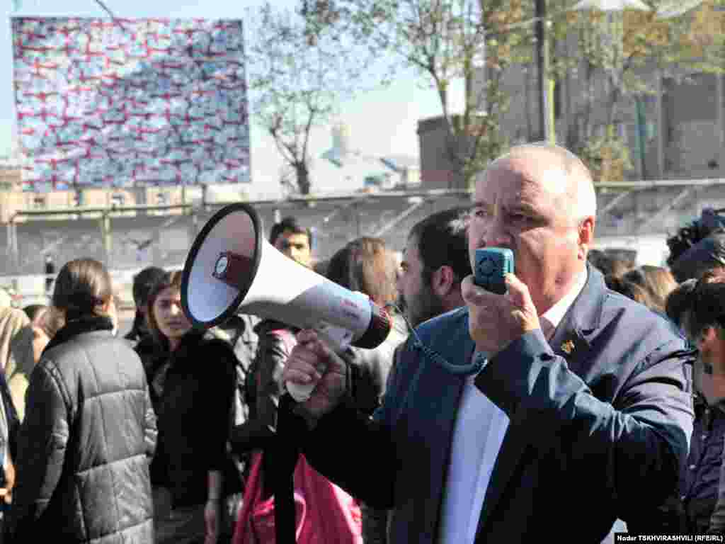 მოსწავლეების საპროტესტო აქციასთან შეერთება ლეიბორისტული პარტიის წარმომადგენლებმა სცადეს - პარლამენტის წინ შეკრებილი თბილისის სკოლების რამდენიმე ათეული მეთორმეტეკლასელი 2010-2011 სასწავლო წლის საატესტატო გამოცდებს აპროტესტებს.