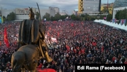 Demonstranti u centru Tirane na skupu podrške bivšim liderima Oslobodilačke vojske Kosova, 17. oktobar 2025.