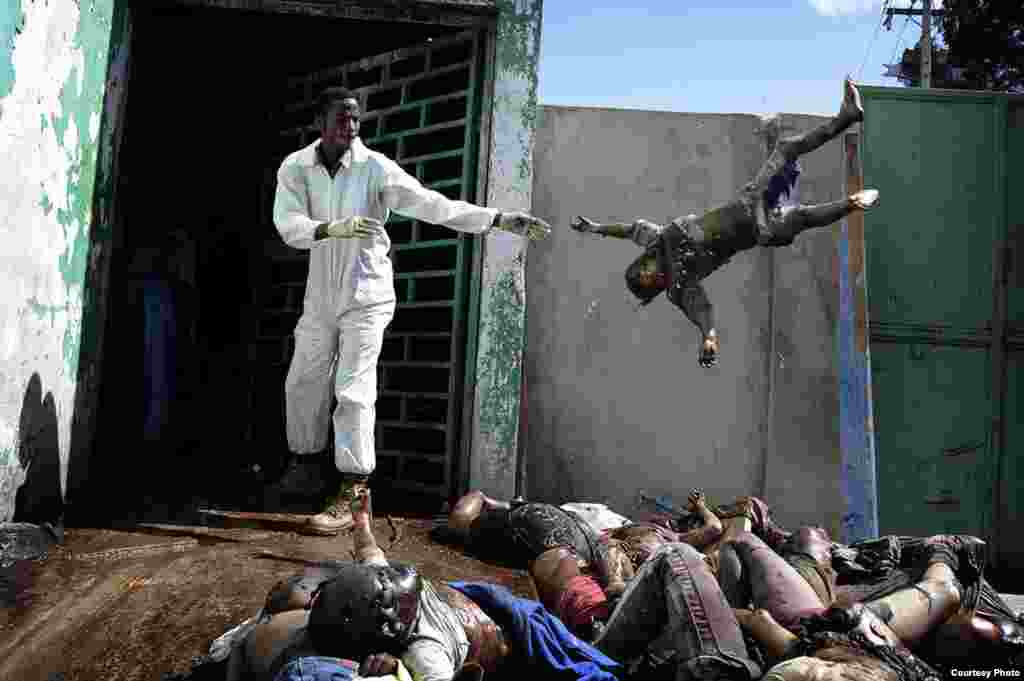 1-е место / События / серии Оливье Лабан-Маттеи, Франция, Agence France-Presse Последствия землетрясения на Гаити, 15-26 января 2010. Мужчина бросает труп на кучу мертвых тел в морге больницы в Порт-о-Пренсе, 15 января 2010. 