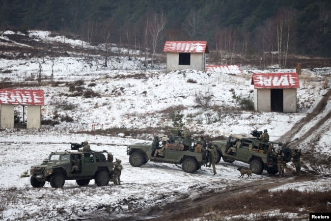 Військовослужбовці беруть участь у навчаннях НАТО STEADFAST DART 26 у Бергені, Німеччина, 19 лютого 2026 року