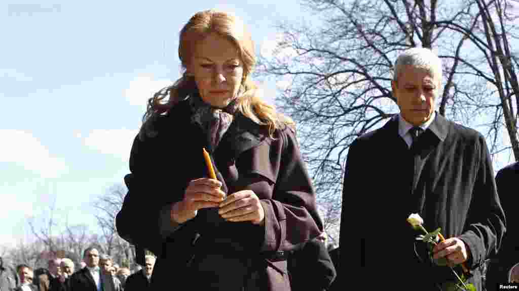 Srbija - Ružica Đinđić i Boris Tadić položili su cvijeće na grob Zorana Đinđića koji je ubijen prije devet godina, Beograd, 12.03.2012. Foto: Reuters / Ivan Milutinović