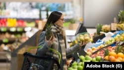 Nutriționiștii recomandă o dietă echilibrată și cât mai variată, bazată în special pe fructe și legume. Imagine simbol