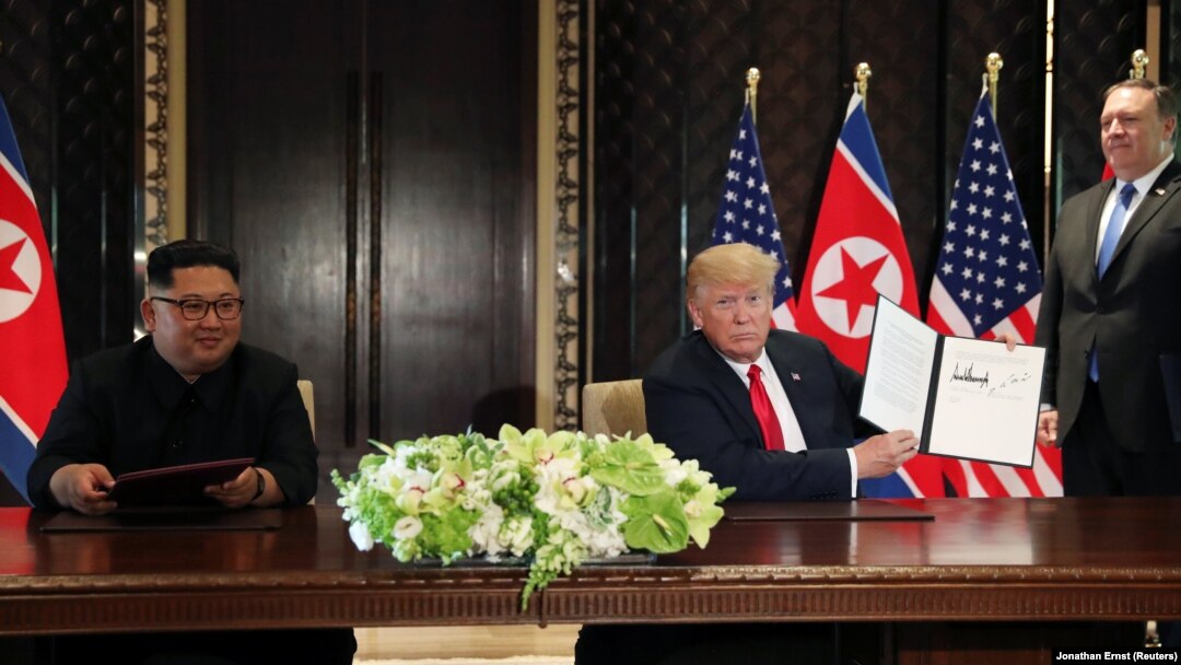 Printre documentele pe care le-ar fi luat Donald Trump de la Casa Albă s-ar afla și mesaje de la lideri străini. În imagine: președintele SUA (dreapta) și liderul din Coreea de Nord, Kim Jong Un, în Singapore, în 2018. 