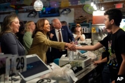 Tim Walz și Kamala Harris în vizită la un restaurant din Arizona, în vară. Situația migrației ilegale la granița cu Mexicul este una din temele importante de campanie.