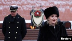 Liz Truss brit külügyminiszter megkoszorúzza az Ismeretlen katona emlékművét a Kreml falában, Moszkvában 2022. február 10-én