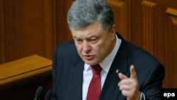 Президент України Петро Порошенко виступає з щорічним посланням перед Верховною Радою. Київ, 4 червня 2015 року