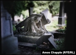 Un mormânt deteriorat în cimitirul Lychakiv, unde mormintele poloneze, austriece, rusești și ucrainene atestă istoria turbulentă a Liovului.