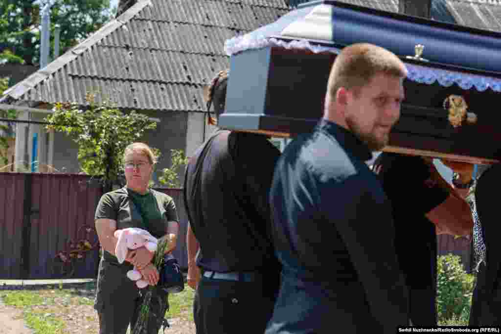 П'ять трун підняли на плечі і понесли в останню путь