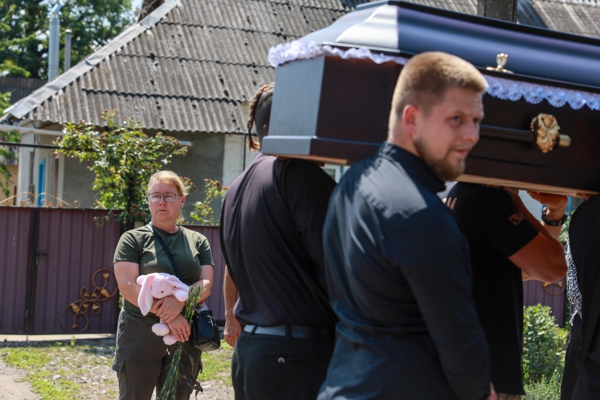 П'ять трун підняли на плечі і понесли в останню путь