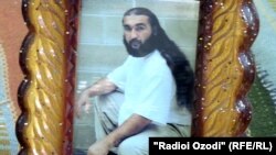 Фотография Давлатова в рамке, по словам родных, была подарена сотрудниками Красного Креста 