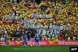Imagine din timpul meciului dintre România și Ucraina. Pe ecranul led de la marginea terenului poate fi observată o reclamă al AliExpress.