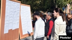 Armenia - People read vacancy notices at an open-air job fair in Yerevan, 9Oct2017.