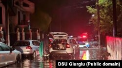 La Giurgiu, ploile au inundat străzile iar echipele DSU Giurgiu au intervenit pentru evacuarea apei din gospodării și eliberarea drumurilor de copaci și crengi căzute.