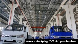 &quot;Кыргыз унаа курулуш&quot; заводу кураштырган алгачкы жүк ташуучу Dongfeng унаалары.&nbsp;