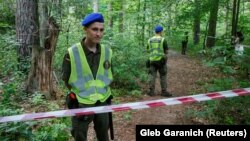 Ukrajinski policajci na mestu na kom je pronađeno telo Vitalija Šišova, veloruskog aktiviste, 3. avgusta 2021. 