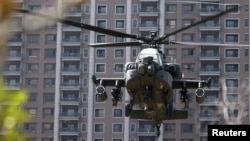 Вертолет AH-64E Apache на учениях при посадке в городе Синьчжу на северо-западе Тайваня