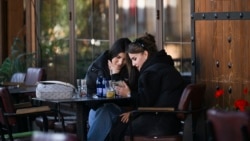 زنان با سبیل مصنوعی در جدال با تبعیض جنسیتی در لینکدین 