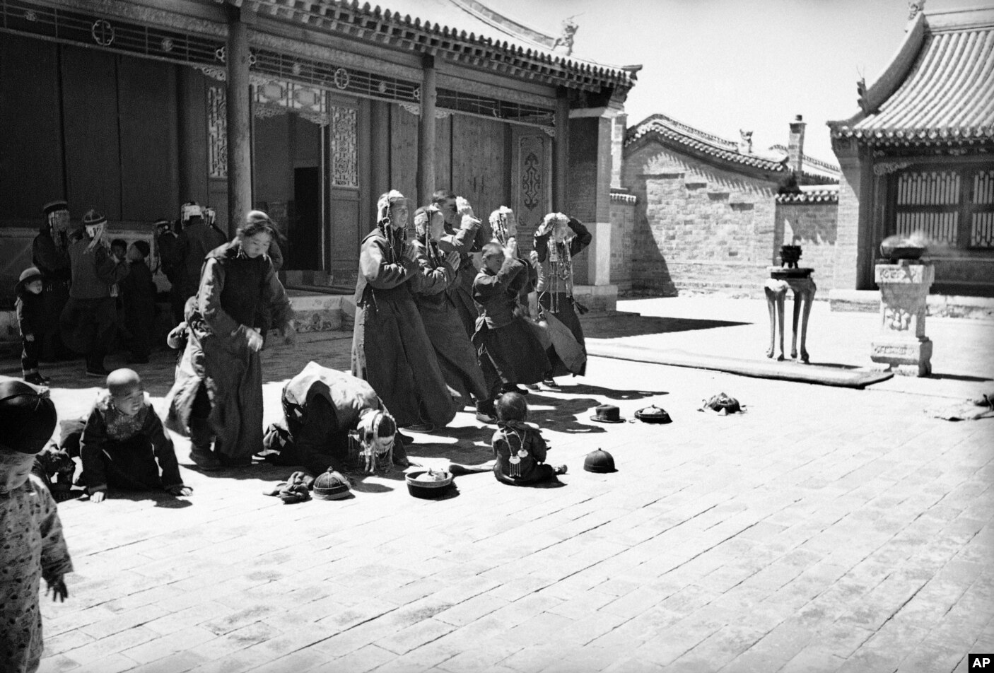 Gratë duke u lutur në një manastir në Mongoli më 1930.
