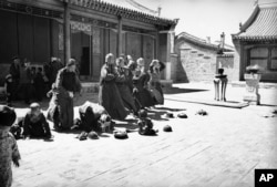 Gratë duke u lutur në një manastir në Mongoli më 1930.