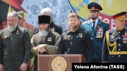 Глава Чечни Рамзан Кадыров (в центре) и ряд влиятельных лиц в руководстве республики