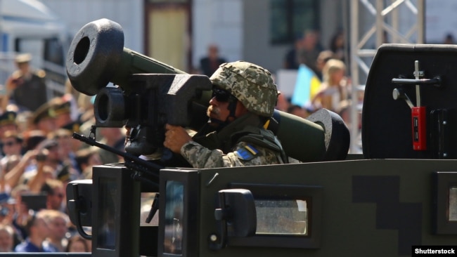 Український військовий з американським протитанковим ракетним комплексом Javelin під час військового параду до Дня Незалежності України. Київ, 24 серпня 2018 року