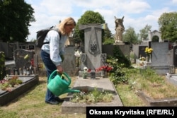 Ганна Величко доглядає за знайденим нею у 2010 році пам’ятником воїнам УГА