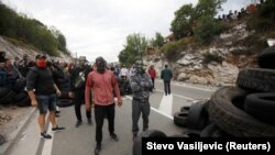 Tüntetők próbálták útját állni a Cetinjébe tartó egyházi és állami tisztségviselőknek.