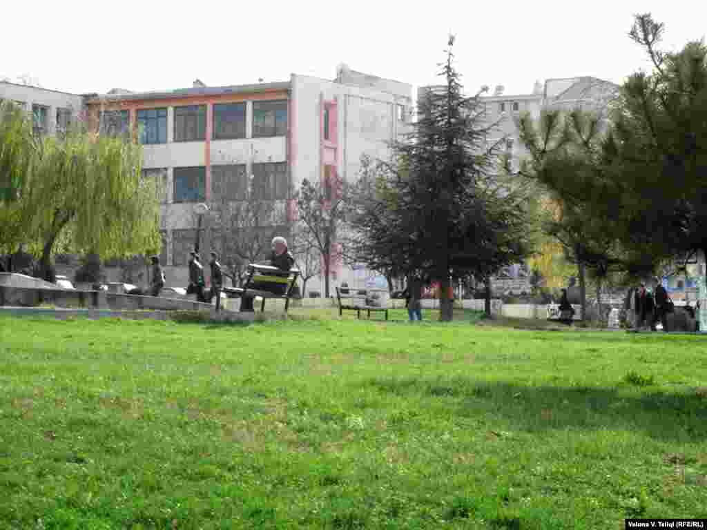 Prishtinë, 2 dhjetor 2010. - Për dallim nga vendet e rajonit dhe pjesa dërrmuese e kontinentit evropian, në Prishtinë temperaturat kanë arritur deri në 15 gradë celsius, me mot të thatë dhe pa të reshura.